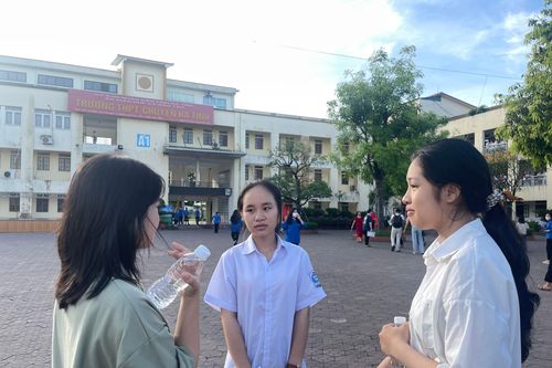 Vượt gần trăm km đưa con xuống phố thi trường 'top' đầu Hà Tĩnh