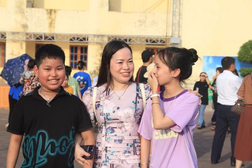 Phụ huynh, thí sinh rạng rỡ kết thúc ngày thi cuối cùng
