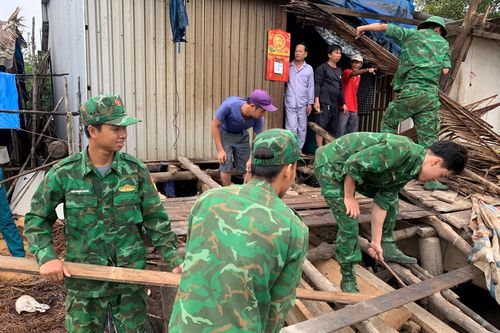 Cà Mau: Các đồn Biên phòng giúp nhân dân khắc phục hậu quả sạt lở đất