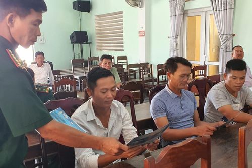 Tuyên truyền Luật Biên phòng Việt Nam và phòng, chống khai thác bất hợp pháp cho ngư dân