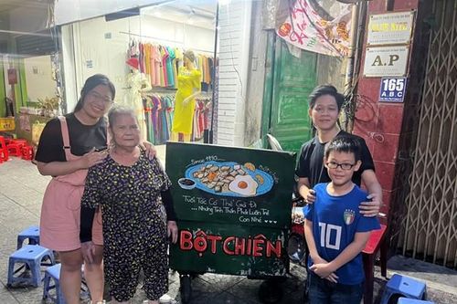 Cặp đôi trẻ rong ruổi khắp Sài Gòn vẽ bảng hiệu miễn phí cho những gánh hàng rong