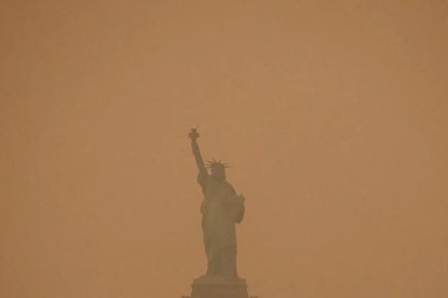 Cháy rừng ở Canada, New York chìm trong khói mù