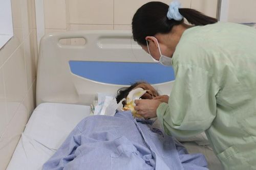 Người phụ nữ có khối u môi khổng lồ vì tự ý ăn thực dưỡng để trị bệnh