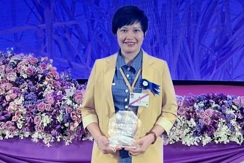 Nhà khoa học Việt nhận giải thưởng quốc tế về cỏ Vetiver