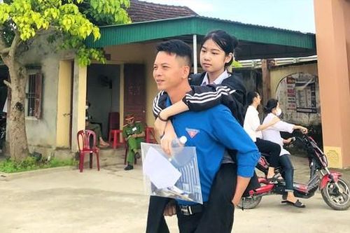 Cõng nữ sinh xương thủy tinh tới điểm thi vào lớp 10