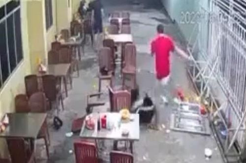 Công an truy tìm kẻ đánh dã man một phụ nữ ở quán ăn