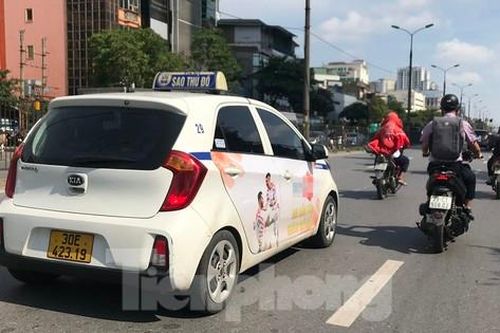 Lại xuất hiện xe taxi dán logo web cá cược ở Hà Nội