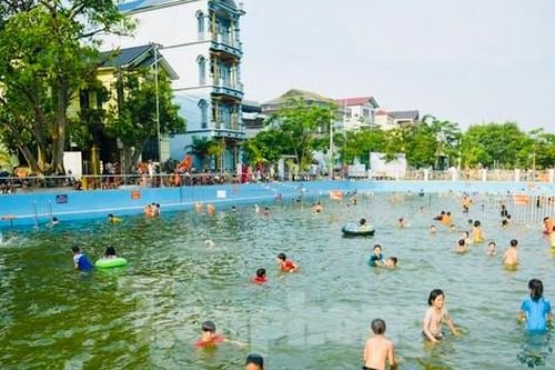 Ao làng hóa thành bể bơi khổng lồ miễn phí, trẻ em thích thú tắm 'giải nhiệt'
