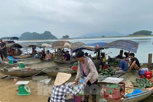 Chợ dưa bên hồ Thác Bà