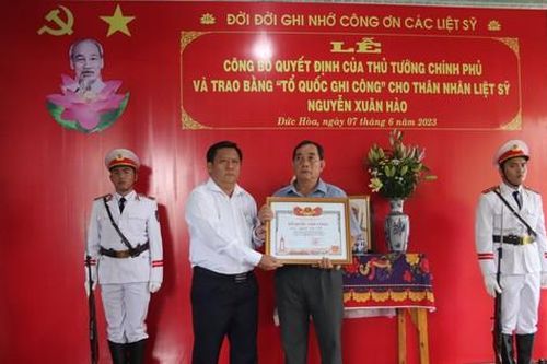 Cha liệt sĩ Nguyễn Xuân Hào nhận bằng 'Tổ quốc ghi công' cho con