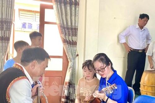 Lớp học nhạc cụ dân tộc truyền cảm hứng cho giới trẻ