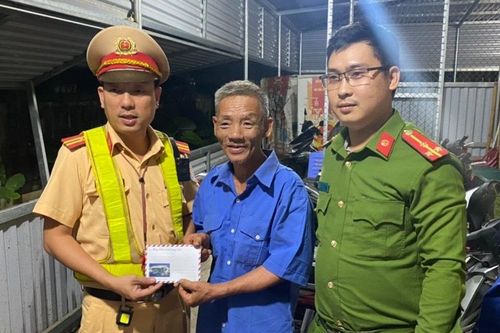 Cảnh sát giúp người đàn ông bị xe khách bỏ rơi giữa đường