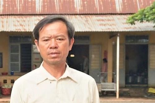 Bị chửi bới, người đàn ông dùng gậy đánh gục hàng xóm