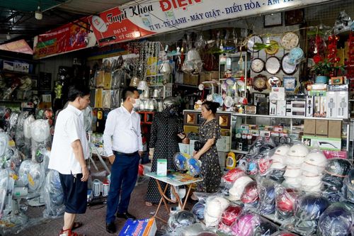 Hà Tĩnh: Quạt tích điện 'đắt khách' ngày nắng nóng