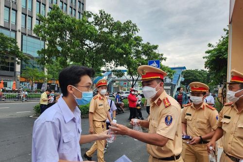 Thí sinh đi thi được phát nước suối, phụ huynh được tuyên truyền về ATGT
