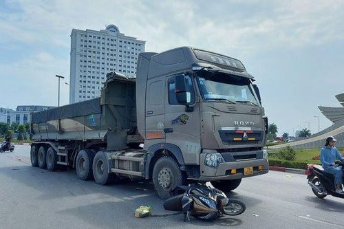 Người đàn ông tử vong tại chỗ khi va chạm với xe 'hổ vồ'