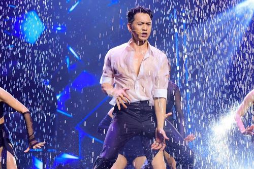 Chủ tịch nghìn tỷ nhảy dưới mưa và câu hỏi hot nhất mạng xã hội