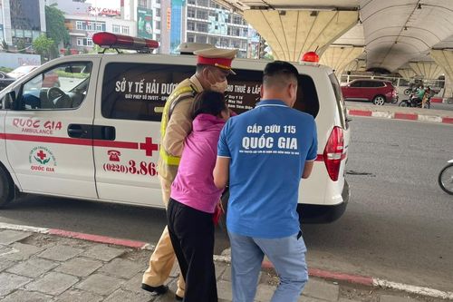 CSGT kịp thời sơ cứu người phụ nữ say nắng ngất trên đường