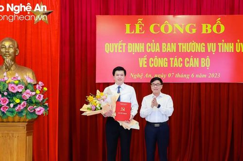 Trao Quyết định bổ nhiệm Chánh Văn phòng Tỉnh ủy Nghệ An