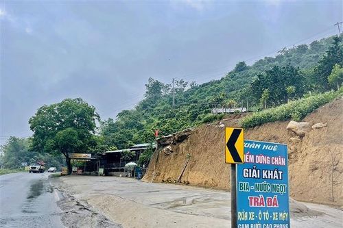 Dân khoét núi làm điểm dừng nghỉ, chính quyền đùn đẩy trách nhiệm
