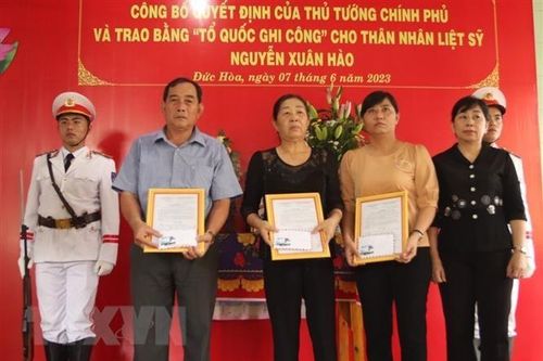 Trao bằng Tổ quốc ghi công cho chiến sỹ hy sinh khi chặn xe chở ma túy