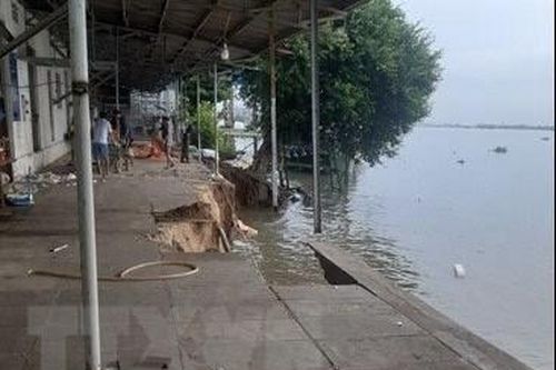 An Giang: Sạt lở bờ sông Hậu đe dọa tới an toàn một kho gạo