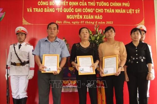 Long An: Trao bằng Tổ quốc ghi công cho thân nhân liệt sĩ hy sinh khi chặn bắt xe chở ma túy