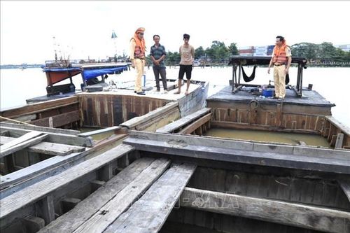 Tạm giữ 3 phương tiện khai thác, vận chuyển khoáng sản trái phép trên sông Đồng Nai