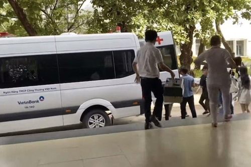 Clip: Nhiều sinh viên giúp sức đưa nữ sinh năm 2 bị đột quỵ đi cấp cứu