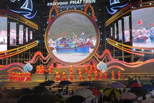 Đông đảo người dân, du khách đội mưa xem bế mạc Festival Biển