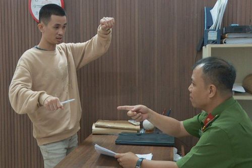 Mâu thuẫn trong quán karaoke, người đàn ông bị đâm trọng thương