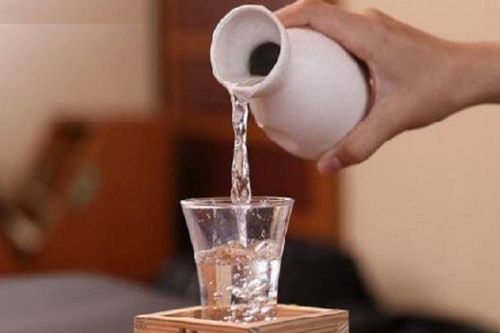 Lau tủ lạnh chỉ dùng nước lã thôi chưa đủ: Trộn thứ này rồi lau, sạch tinh như mới mất hẳn mùi hôi
