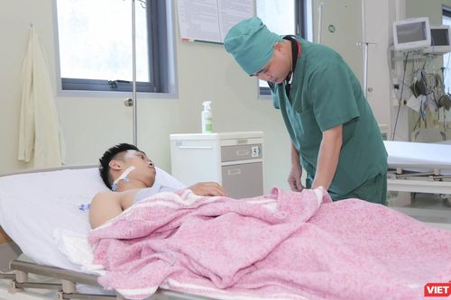 Bất cẩn khi mở cửa xe ô tô, nam thanh niên bị đa chấn thương phải cấp cứu