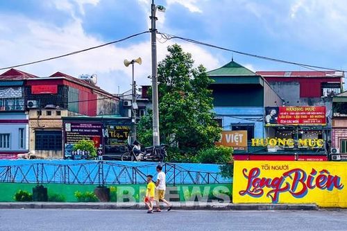 Ngắm Hà Nội qua tranh bích họa tại Long Biên