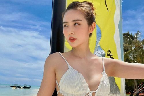Huyền Lizzie cực 'cháy' với bikini cắt xẻ táo bạo: Body mẹ 1 con làm dân tình 'xỉu up, xỉu down'