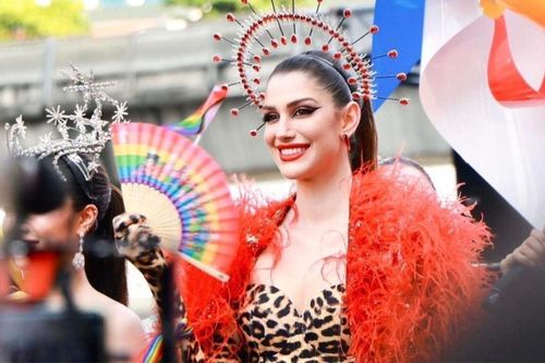 Miss Grand 2022 'đụng mặt' với á hậu đối thủ, thái độ cư xử có 'sượng trân'?