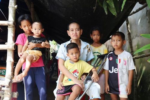 Người mẹ ung thư, không tiền cứu chữa, sợ 5 con mồ côi