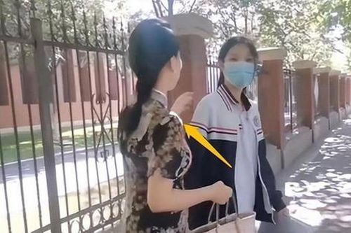 Bức ảnh chị đưa em gái đi thi gây sốt mạng xã hội