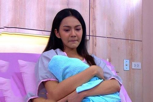 Cuống cuồng vì con sốt, mẹ chồng còn mắng một câu khiến tôi uất ức bật khóc