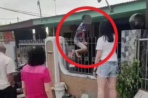 Trèo qua hàng rào, cậu bé gặp sự cố đáng sợ nhưng cách xử lý sau đó lại được bác sĩ khen ngợi