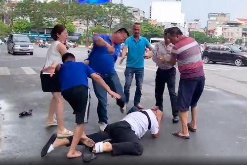 Vụ phóng viên bị hành hung: Chủ tịch Hà Nội chỉ đạo điều tra làm rõ