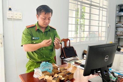 Người dân ở TP. Long Xuyên tự nguyện giao nộp 237 viên đạn các loại
