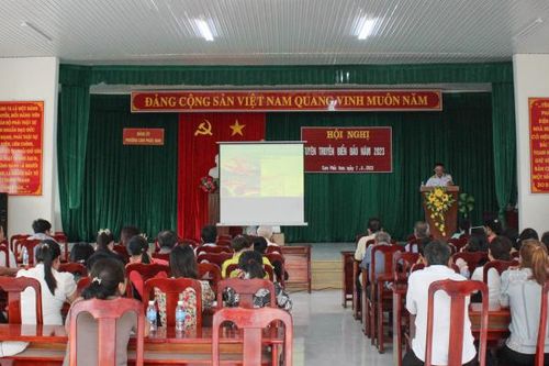 Lữ đoàn 955 tổ chức thông tin về tình hình biển, đảo tại Phường Cam Phúc Nam