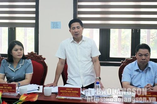 Đoàn giám sát của Tổ đại biểu số 6 Hội đồng nhân dân tỉnh giám sát tại huyện Văn Lãng