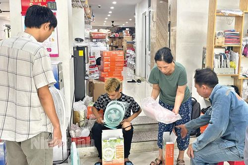 Cắt điện luân phiên, nhu cầu mua quạt tích điện tăng đột biến