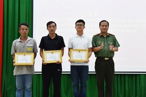 Công an tỉnh Bà Rịa - Vũng Tàu khen thưởng 3 quần chúng dũng cảm bắt cướp
