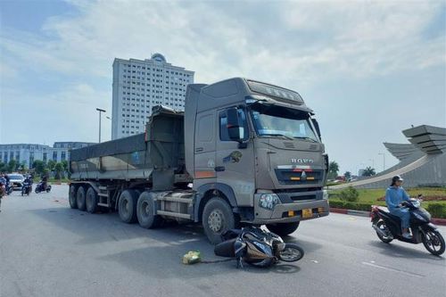 Xe tải 'hổ vồ' cán chết người đi xe gắn máy
