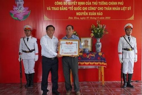 Trao Bằng Tổ quốc ghi công cho thân nhân Liệt sĩ Nguyễn Xuân Hào