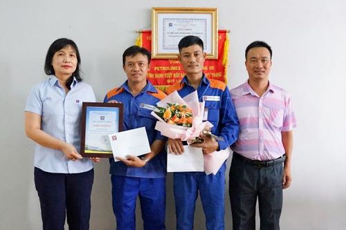 Khen thưởng nhân viên cây xăng cứu người mắc kẹt trong ôtô đang bốc cháy