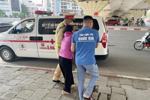 CSGT giúp người phụ nữ đi xe máy ngã bất tỉnh giữa đường